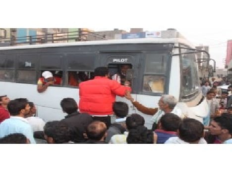 Scooty, clashed with the car, people put the jam