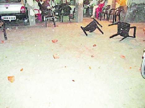 fight between two election candidate