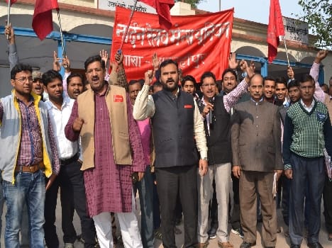 Signal engineer the siege of the railway workers, protesting