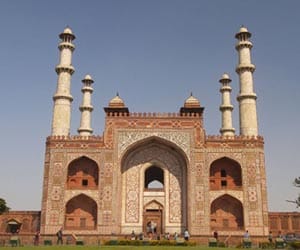 Akbar's Tomb kernel power, panic tourist.