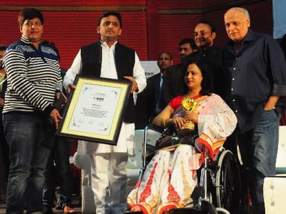 Akhilesh Yadav gives award to students and women.