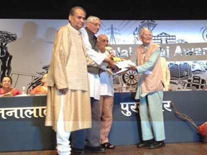 gandhian mansingh rawat honored with jamnalal bajaj award.