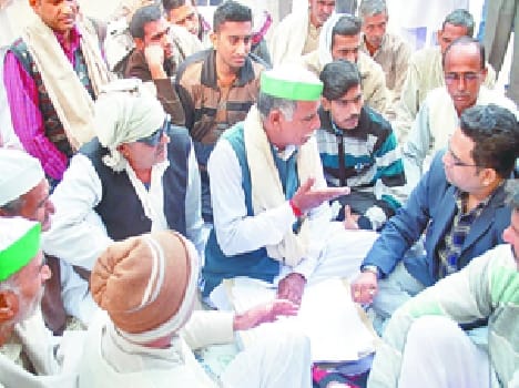 Farmers demonstrate in front of the DCO 