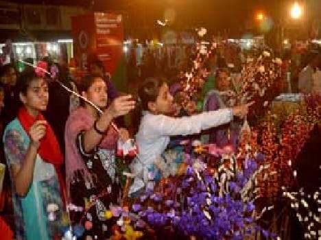 Of Banaras departs with memories of crafts,