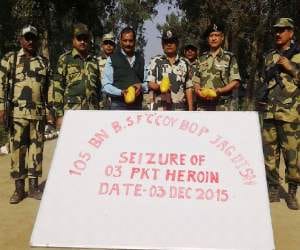 bsf team seized heroin of rupees 15 crore from pakistan border