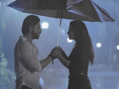 Shahrukh Khan kisses Kajol