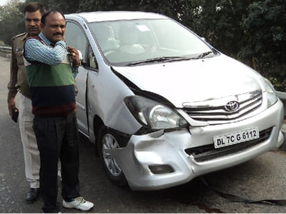SP leader Ram Gopal Yadav's car crashed