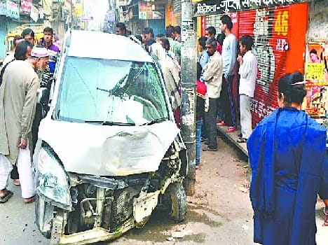 Car crashed into poles , four injured