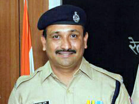 rpf constables' quick thinking saves commuter's life 