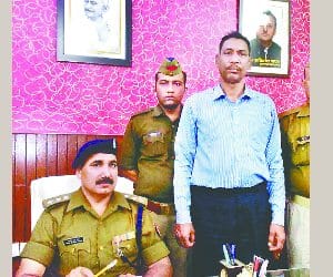A fraud caught by Lucknow Police.