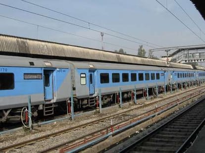 shatabdi, shatabdi breakfast, consumer form, indian railway, vegetarian food trey, chandigarh