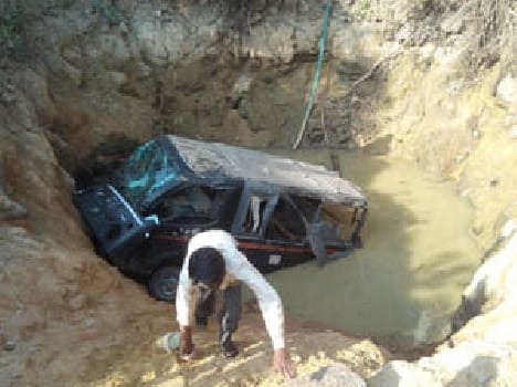 Cab fell into the well , half a dozen injured