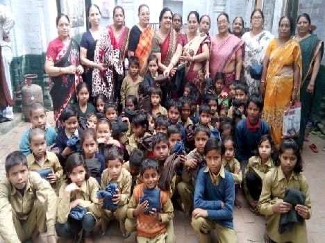 Distributed warm clothes to children