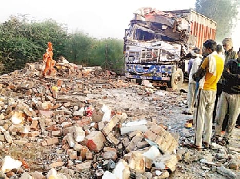Truck collision demolished the temple , priests and faithful of the death