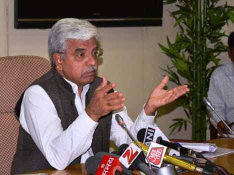 bs bassi challenged kejriwal for open debate