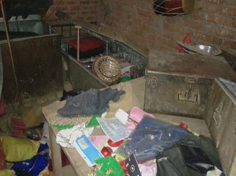 Flea from home Thousands theft