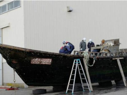 full of corpses boat,  arriving at Japan