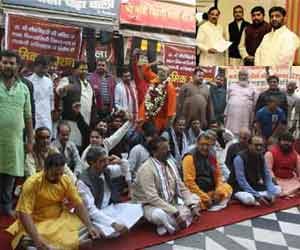 Banke Bihari temple Sewayat relay hunger strike.