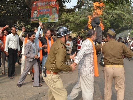 Mannequin blow in the ranks and police altercation