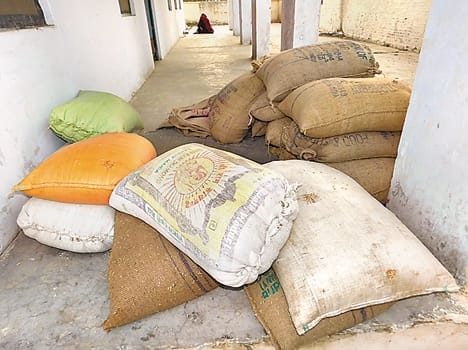 Villagers caught eight quintals of ration