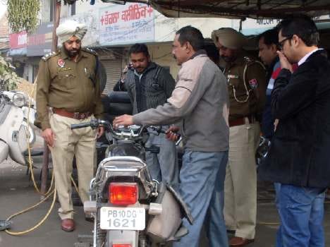 4 lakh rupees loot from iron company employee