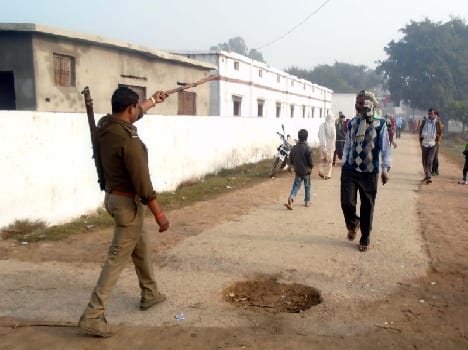 In Smspur village threw stones, batons
