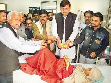 Sonia Gandhi's birthday distributed fruit, cut cake