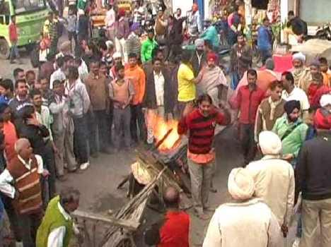 rehri workers fired rehri mid market, terror in officers
