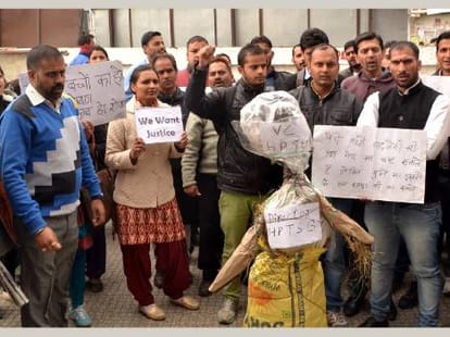 teacher got fire while protest at solan.