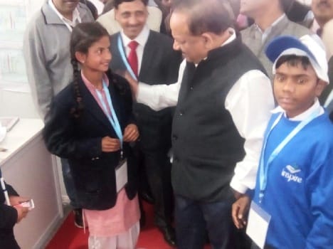 vidushi sharma science model chulha admired by science minister Dr. Harsh Vardhan in India International Science Festival