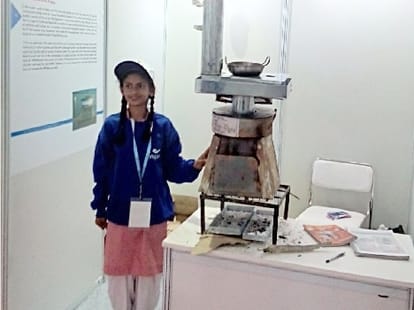 vidushi sharma science model chulha admired by science minister Dr. Harsh Vardhan in India International Science Festival