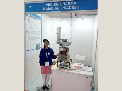 vidushi sharma science model chulha admired by science minister Dr. Harsh Vardhan in India International Science Festival