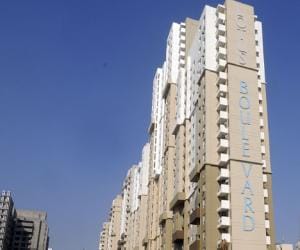 lady fallen from eighth floor in naked state dies