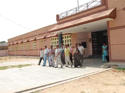 b tech student suicides in meerut