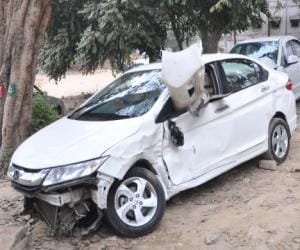 Car crashed into a tree, death three friends.