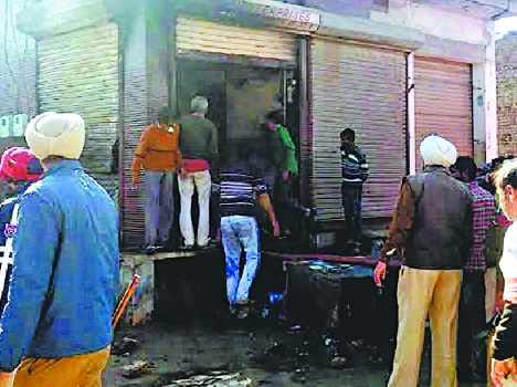 abohar boy murder, people fire wine shop after protest