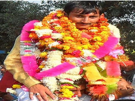 Flower garlands were fiercely sale
