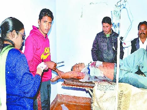 Husband to rescue the girl clashed with pig