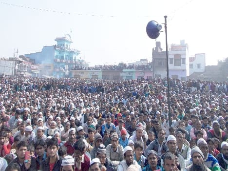 Roared Muslim, the Prophet's honor not tolerate presumptuous