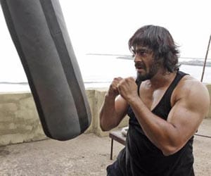 saala khadoos movie review