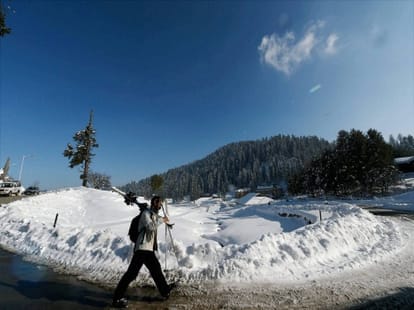 cold is on top in valley tempreture -10 degree in gulmarg