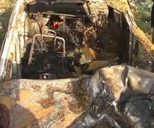car burnt after hitting a truck, 5 people died