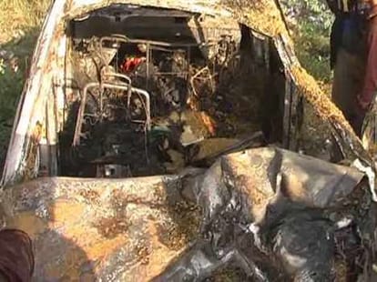 car burnt after hitting a truck, 5 people died