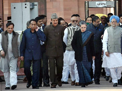 Arunachal row: Sonia meets Prez, protests Governor's action