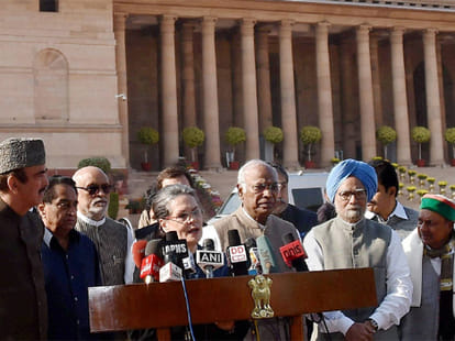 Arunachal row: Sonia meets Prez, protests Governor's action