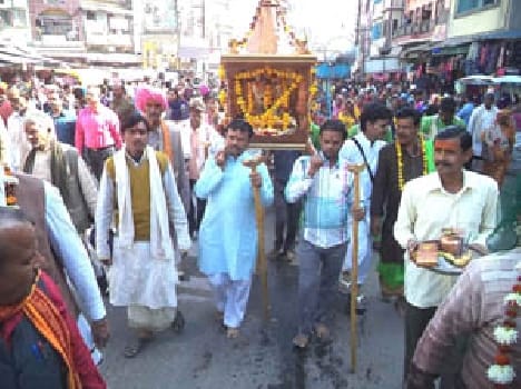 Sonny sedan sitting in the vision of Ram devotee