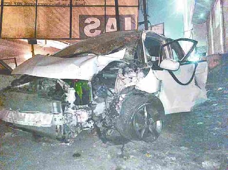 The car of junior doctors hit the pole 