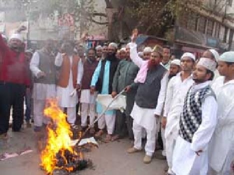 Muslim men blew effigy of Kamlesh