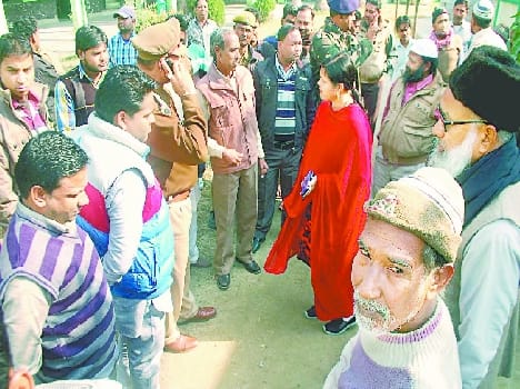The two sides clashed in front of the mosque in the SDM