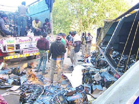 Reflex truck full of beer, people looted beer